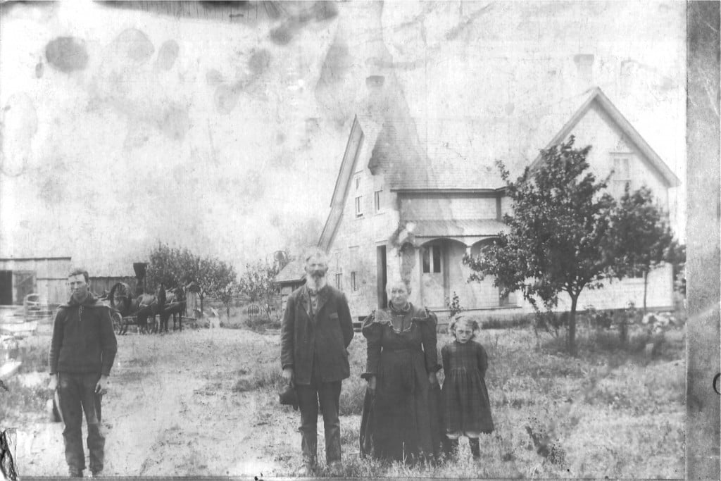 Bad Axe - Rowland, Lewis, Ruth, Nattie in front of farmhouse- abt 1910