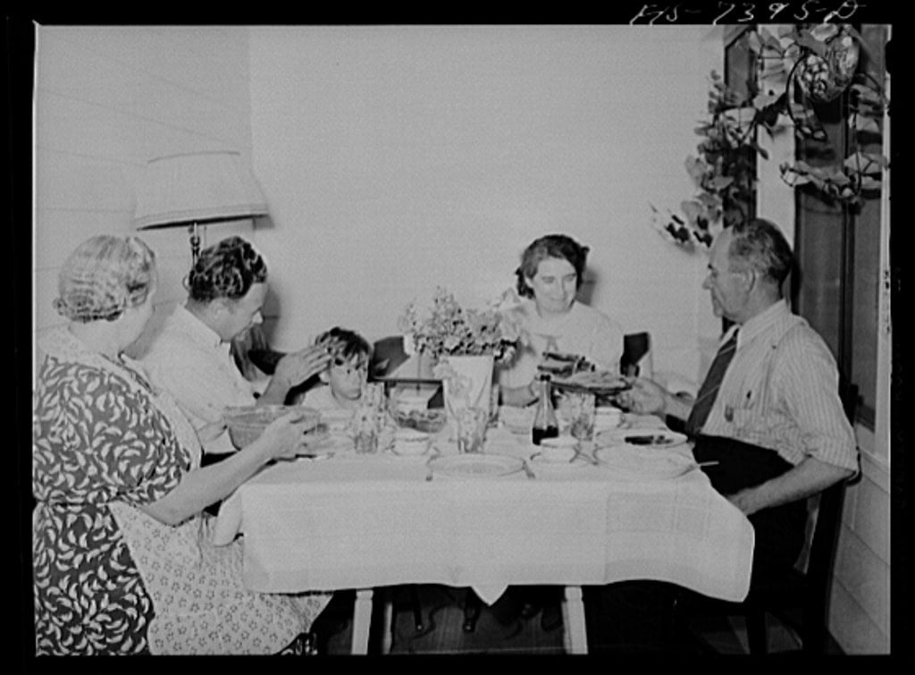 Cass Lake, near Pontiac, Michigan. Evening meal in the Westerberg home. Left to right, Mrs. Karl Westerberg, Eric and his son, Karl; Mrs. Eric Westerberg, and Karl Axel Westerberg. The tradition of the Swedish hospitality is observed in America, and the family meal is always enjoyable in the Westerberg family, 1942